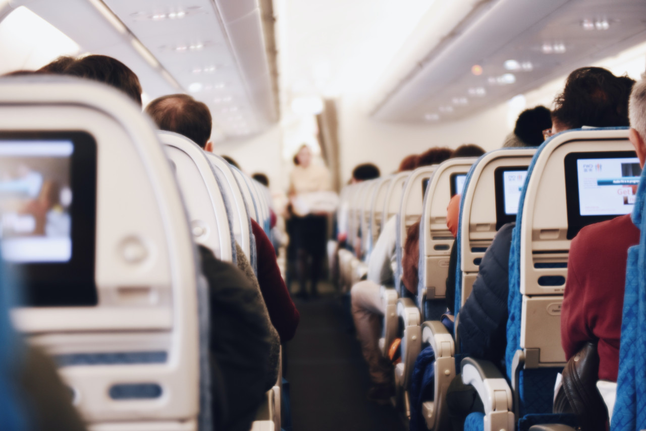 Viajar en avión. Foto: Unsplash